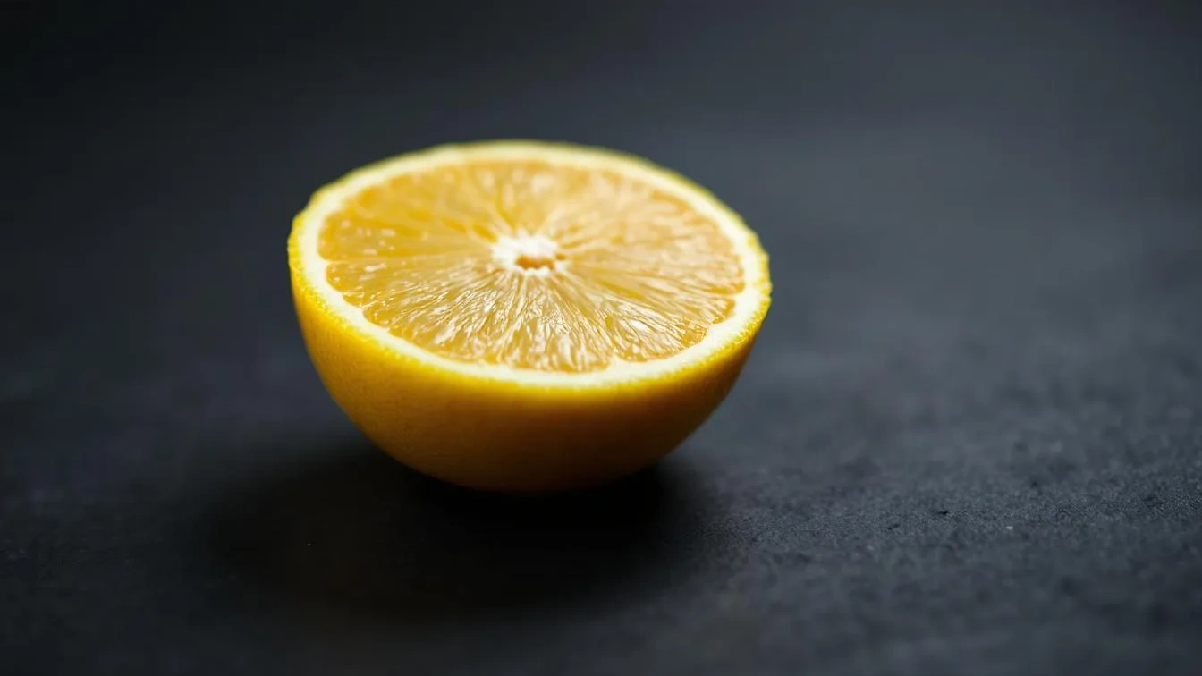Un esperto rivela perché tagliare un limone e metterlo così profuma la casa