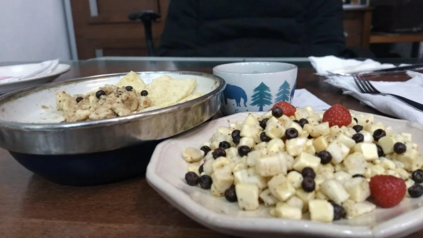 Un nutrizionista rivela cosa mangiare a cena per dormire meglio ogni notte